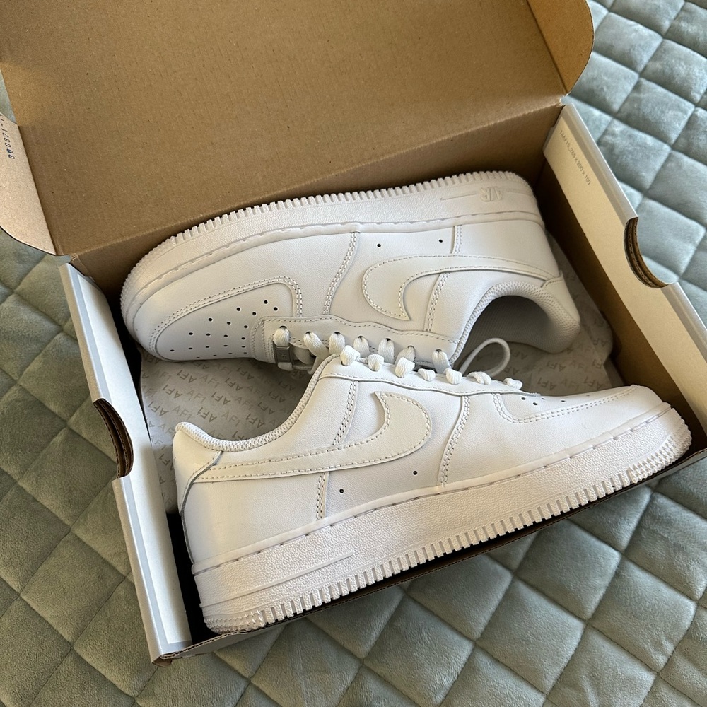 Nike Air Force 1 White size 7 W